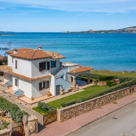 Sardinia Family Villas - Seaside Leonora Pedestrian Area וילה